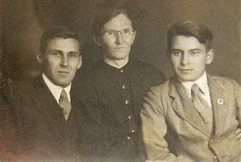 Вдова священномученика Сергия Екатерина Ивановна с сыновьями Николаем и Борисом. 1940-е годы