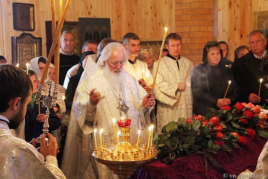 Митрополит Лев отпевает Юлию Ануфриеву в церкви вмч. Пантелеимона д. Бурга. 15 сентября 2013 года