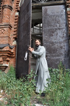 Отец Иоанн Ковач у дверей Никольского храма