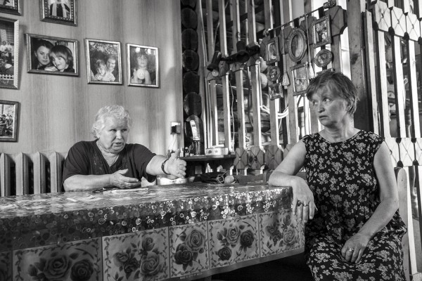 Вера Михайловна с дочерью Машей за столом на кухне, где был убит отец Павел