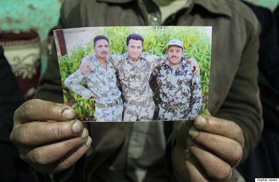 Йусуф – на фото справа. Фотографию держит его брат Шенуда
