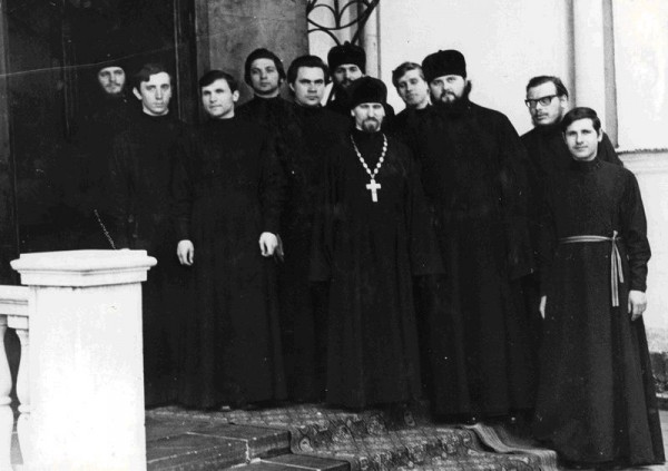 Иподиаконы Святейшего Патриарха Пимена на крыльце Патриаршего Богоявленского собора в мае 1978 г.