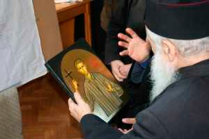 Фото: Отец Георгий Калчу с иконой Валерия Гафенку