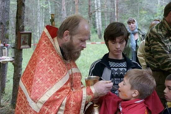 Протоиерей Димитрий Рощин в детском православном палаточном лагере «Лесной городок»