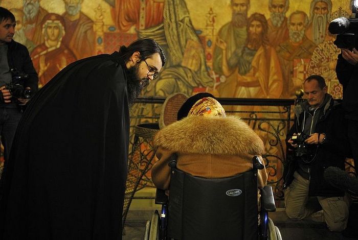 Иеродиакон Андроник показывает ей фреску «Христос и ученики»
