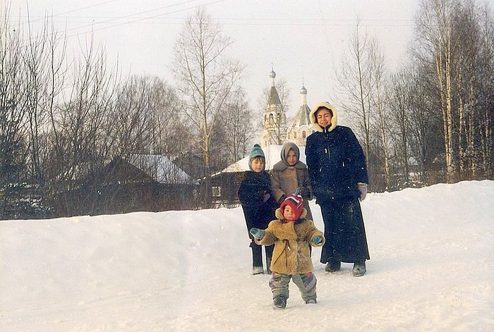 Юлия Комарова с детьми Тимой, Катей и Герой на фоне храма