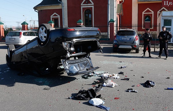 Автомобиль Лада Приора сбивший двух человек на Хованском кладбище в ходе массовой драки Фото: Михаил Джапаридзе/ТАСС
