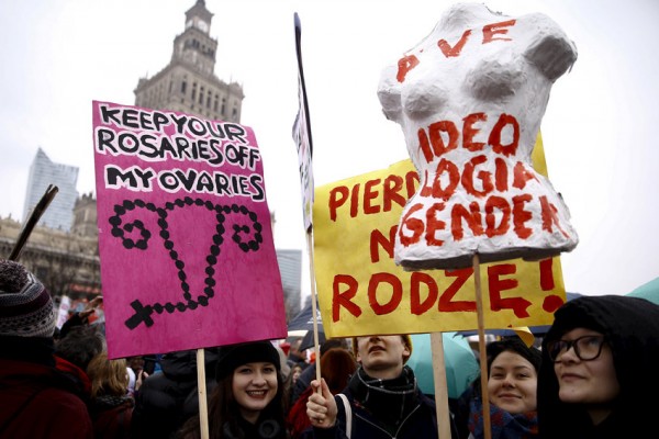 Митинг в Варшаве с требованиями легализовать аборты Фото: Reuters