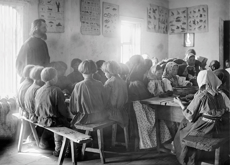Столовая для крестьянских детей в церковно-приходской школе. 1890-е годы