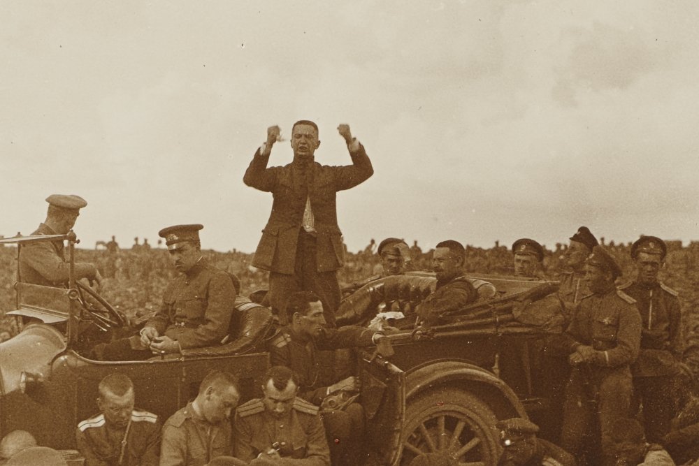 А.Ф. Керенский выступает на митинге во время поездки на Юго-Западный фронт. Бахметевский архив Колумбийского университета. Публикуется впервые.