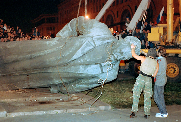 Демонтаж памятника Ф. Дзержинскому на Лубянской площади. Август 1991 г.
