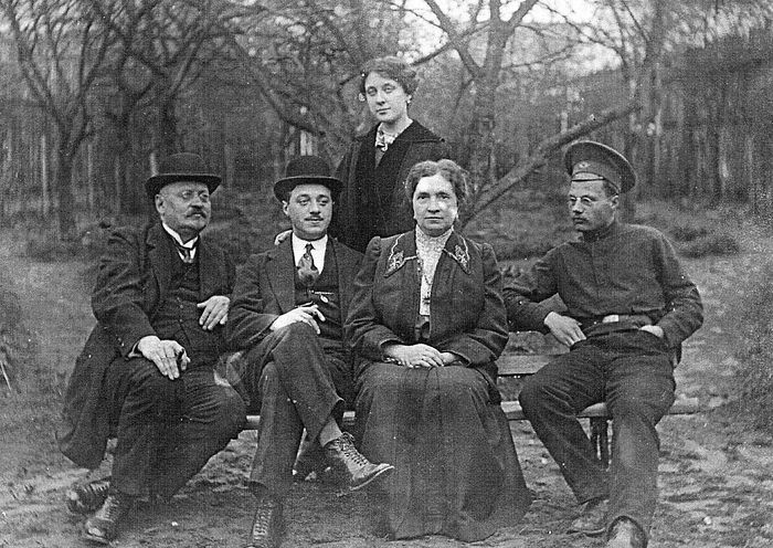 До революции Родители Бориса Малышева с друзьями и Николай Воробьёв (справа)