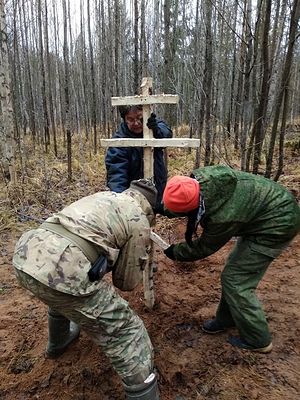 Самодельный крест на раскопе