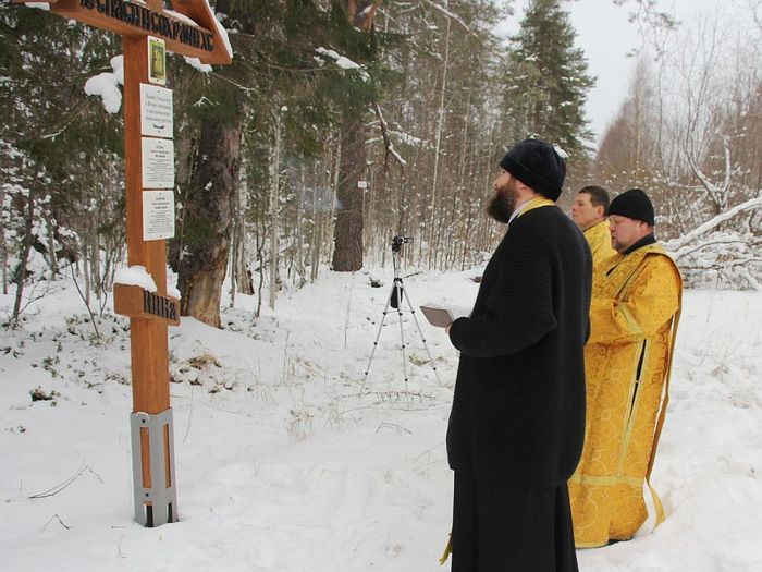 У поклонного креста с памятными табличками безвинно пострадавшим С.М. Наумову и Н.Т. Кузину. Священник Дионисий Путилов служит панихиду по всем в Вятлаге погребенным, в вере скончавшимся православным христианам