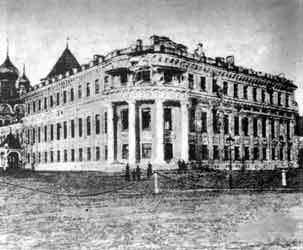 Николаевский дворец, в котором пробита снарядом церковь св. Апостолов Петра и Павла