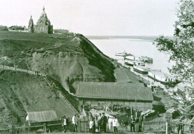 Вид на Федоровскую церковь через Раздерихинский овраг. Фото начала XX века