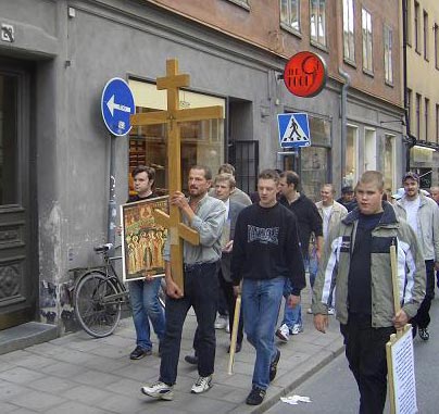 Праволавные жители Стокгольма провели крестный ход ,протестуя против кощунственной выставки Элизабет Ульсон