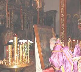 8 августа 2005 года. Троицкий Собор. Владыка Евсевий прикладывается к мироточивой иконе св. Пантелеимона