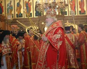 Святейший Патриарх Алексий II за Божественной литургией на Афонском подворье