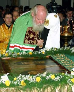 Патриарх Алексий II у раки свв. Сергия и Германа Валаамских
