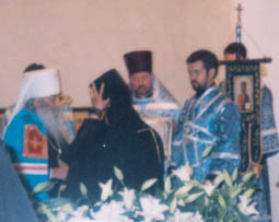Митрополит Владимир вручает матушке Ангелине наперсный крест