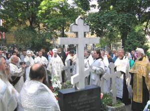 Лития на могиле митрополита Никодима 5 сентября 2005 г. 