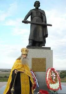 Протоиерей Олег Теор служит панихиду у памятника Дмитрию Донскому на Куликовом поле