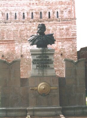 Памятник князю Дмитрию Пожарскому в Суздале