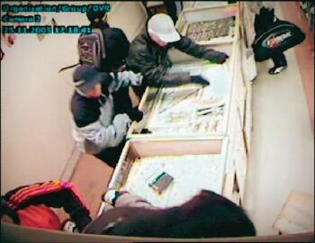 Юные чернокожие преступники грабят ювелирный магазин в Стокгольме 