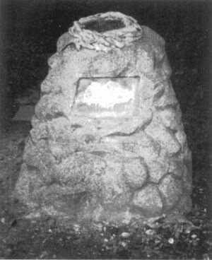 Памятник В.О. Каппелю выброшенный у ограды Успенского кладбища. С фотографирован в 1986 г. (фото Н.Н.Заика). Крест утрачен