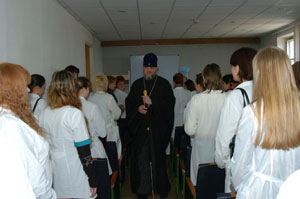 Епископ Курский Герман с учащимися медколледжа