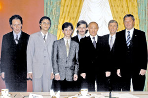 Победители чемпионата мира по программированию 2005 г. на приеме у Президента В.Путина. В. Парфенов – второй справа.