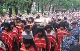 Под звон колоколов десница Крестным ходом была торжественно перенесена и установлена в Свято-Троицком соборе Лавры