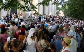 Верующие у входа в Троицкий собор Александро-Невской Лавры