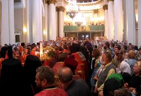 Богослужение в Троицком соборе Александро-Невской Лавры во время прибытия десницы святого пророка Иоанна Предтечи