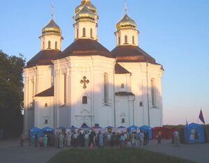 Палатки православных около Свято-Екатерининского храма Чернигова