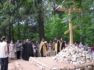 Освящение Поклонного креста на месте Харлампиева монастыря в Гатчине