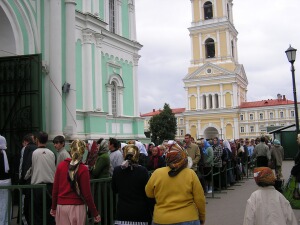Паломники в очереди к мощам прп. Серафима Саровского в Дивеево