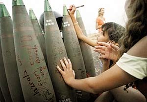 Израильские дети расписывают снаряды "приветами" шейху Насралле