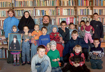 Православный детский приют "Никита". Воспитанники вместе с игуменом Амвросием (Шевчуком) и монахиней Василией
