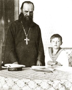Протоиерей Александр Васильев и Цесаревич Алексий. Фото 1912 г.