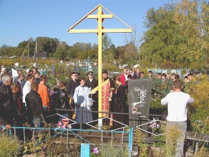 Установка в деревне Лепешкино Поклонного креста на могиле воина Андрея Трусова