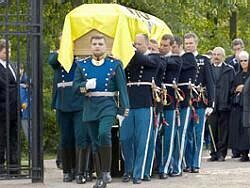 Саркофаг с прахом Императрицы Марии Федоровны на руках переносят датские гвардейцы.