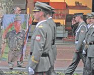 Сербский офицер отдает честь портрету Ратко Младича