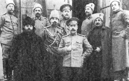 Командир 4-й дивизии А.И. Деникин со своим штабом. Слева от него – начальник штаба С.Л. Марков. декабрь 1914 г.