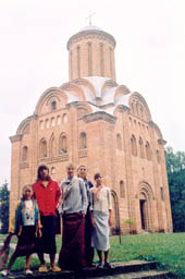 Паломники у Пятницкой церкви в Чернигове