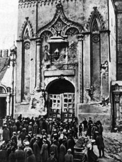 Никольские ворота Кремля после артиллерийского обстрела Москва Октябрь 1917