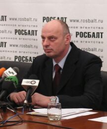 Агим Чеку , бывший начальник штаба т.н. АОК, объявленный Сербией в международный розыск, на пресс-конференции в Москве, 30 ноября 2006 г.