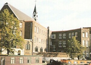 Монастырский комплекс Tichelkerk со стороны канала Lijnbaansgracht
