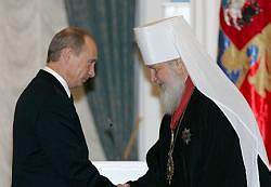 Президент России вручает митрополиту Кириллу орден «За заслуги перед Отечеством»